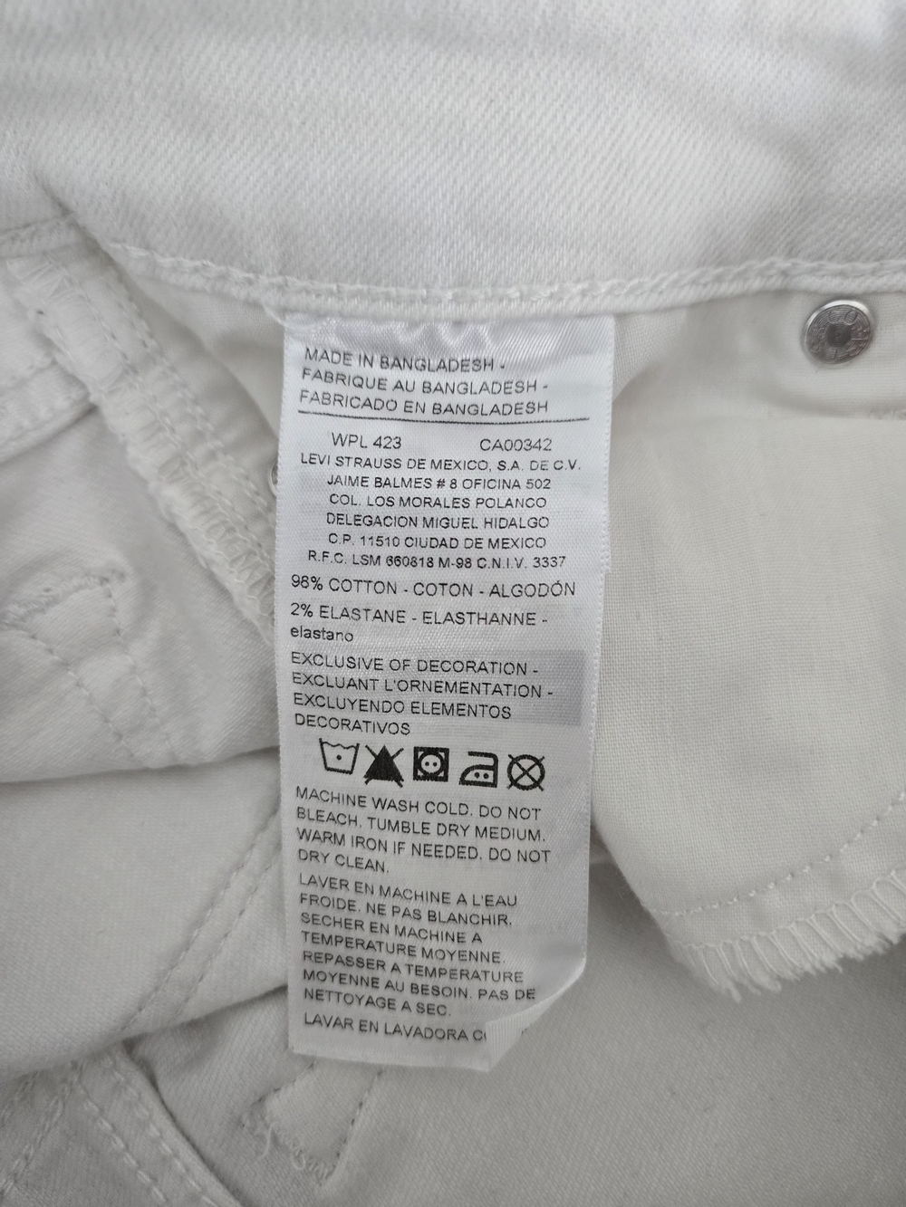 Denizen from Levi's Low Rise Shortie White Distressed Denim Shorts - Size 25 - Picture 4 of 5